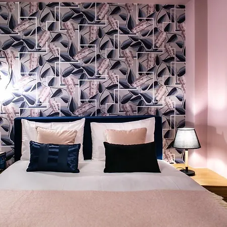 Living In Urban Chic Apartment