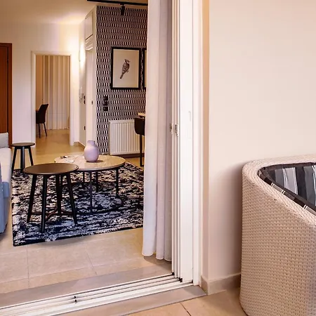 Living In Urban Chic Apartment *